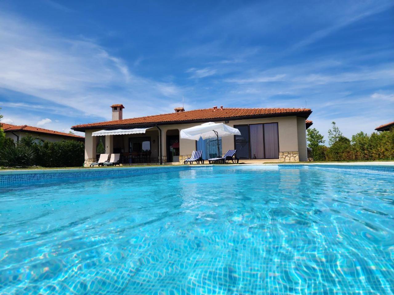 Private Villa 102 With Heated Pool In Blacksearama Baltjik Exteriör bild